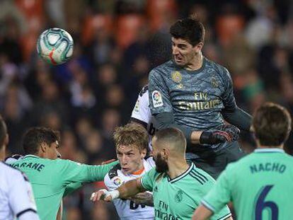 Un cabezazo del portero belga en el último segundo propicia un gol de Benzema que permite al Real Madrid rescatar un punto frente a un rival que empezó chato y terminó crecido (1-1)