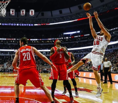 Pau Gasol, de los Chicago Bulls, ante el lituano Donatas Motiejunas (i) y Josh Smith (c) de los Houston Rockets.