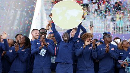 Athing Mu levanta el trofeo del mejor equipo del Mundial de Atletismo rodeada del resto de participantes estadounidenses.