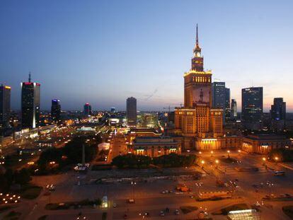 Vista del centro urbano de Varsovia, con el palacio de Cultura en primera l&iacute;nea. /KACPER PEMPEL (REUTERS)