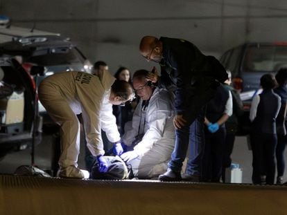Investigadores de la Guardia Civil inspeccionan el cuerpo de Maxim Kuzmínov, en el garaje de su vivienda en Villajoyosa, Alicante, el pasado día 13.