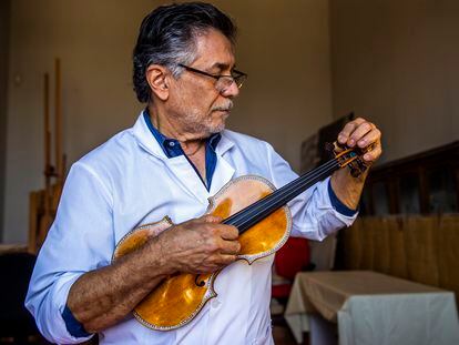El luthier Carlos Arcieri, con un violín Stradivarius en el Palacio Real, Madrid.