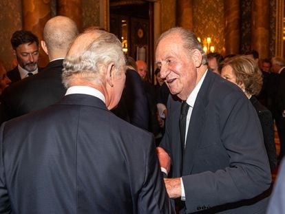 El rey emérito, don Juan Carlos, saluda al nuevo monarca británico, Carlos III, en el palacio de Buckingham, en Londres, durante la recepción previa al sepelio de Isabel II, el pasado septiembre. En segundo plano, la reina Sofía.