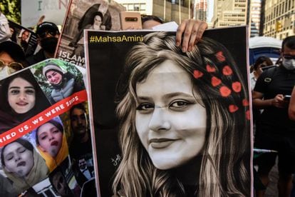 Protesta en Nueva York, ante la sede de la ONU, este miércoles por la muerte de Mahsa Amini. 