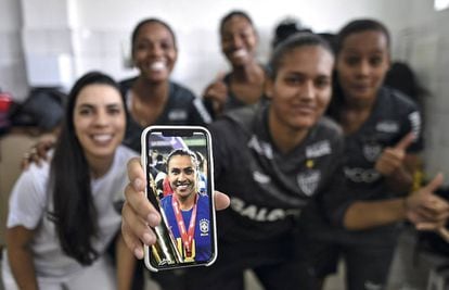 Las jugadoras del Atlético MG muestran una foto de Marta Vieira.