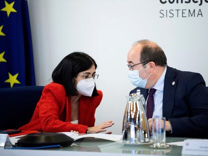 La ministra de Sanidad, Carolina Darias, charla con el ministro de Política Territorial, Miquel Iceta, durante el Consejo Interterritorial del Sistema Nacional de Salud celebrado este miércoles.