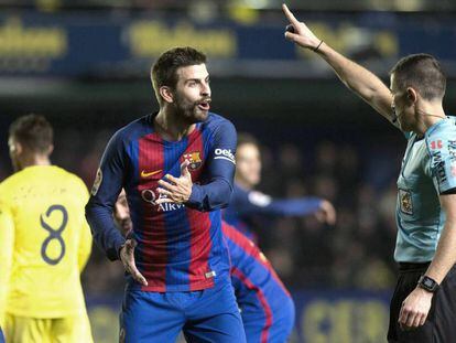 Piqué protesta ante el Villarreal. Vídeo: Piqué se reafirma en su afirmaciones sobre el partido.