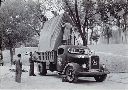 Camión militar cedido para el transporte de obras del Museo del Prado, momentos antes de partir para Valencia el 23 de julio de 1937. Esta operación de protección del patrimonio de las consecuencias de la Guerra Civil siempre se ha considerado un ejemplo.