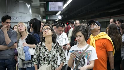 Usuarios de Rodalies miran las pantallas informativas de Renfe en la estación de Sants de Barcelona.