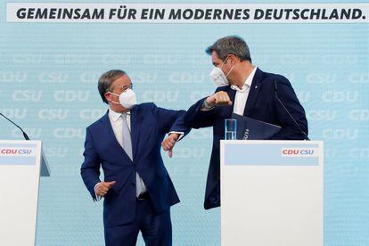 El líder de la CDU, Armin Laschet (izquierda), y el de la CSU, Markus Söder, se saludan durante la presentación del programa electoral de los conservadores, en Berlín (Alemania).