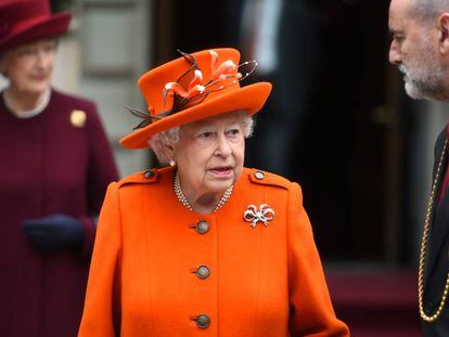 Isabel II ayer durante su visita a la Real Academia de las Artes de Londres con motivo de su 250 aniversario.