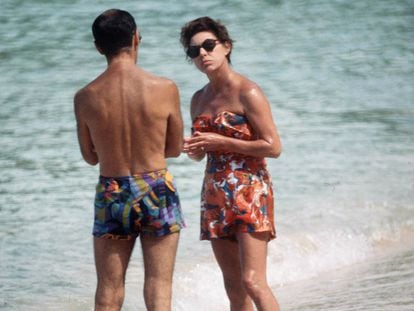 La princesa Margarita con un amigo, en una playa de Mustique el 1 de febrero de 1976.
