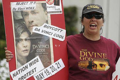 Una mujer protesta frente a los estudios de Sony Pictures en California por el estreno de 'El código Da Vinci'.