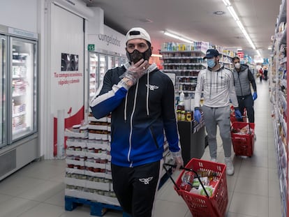 Omar Montes, junto a Oscar Barrul e Iván Salcedo, comprando comida en el supermercado Alcampo de Carabanchel.