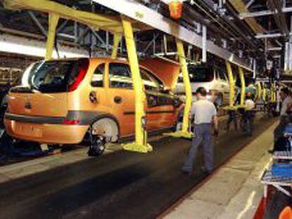 En la imagen, trabajadores de la planta zaragozana de General Motors en Figueruelas.