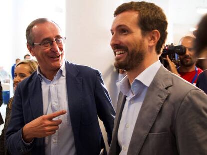 El presidente del PP, Pablo Casado, y el líder de los populares vascos, Alfonso Alonso, durante la convención del PP de Euskadi del pasado septiembre.