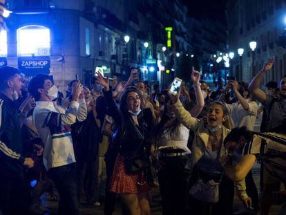 Ambiente en la Puerta del Sol de Madrid tras el fin del estado de alarma