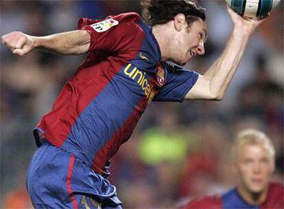 Messi marca el empate con la mano, como Maradona en 1986