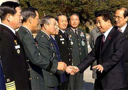 El presidente electo de Corea del Sur, Roh Moh Hyun, ayer, en un acto con militares en el sur del país.