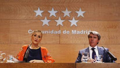 Cristina Cifuentes , presidenta de la Comunidad de Madrid, y Ángel Garrido, consejero de Presidencia, en agosto.