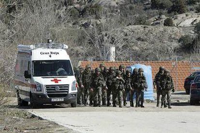 Una ambulancia entra en el recinto de la Academia de Ingenieros del Ejército, situada en la localidad madrileña de Hoyo de Manzanares.