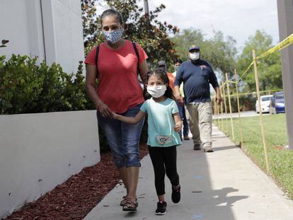 Flora García llega con su hija Krislaya al Departamento de Salud de Florida en el Condado de Collier para hacerse la prueba de Covid-19, el 8 de junio pasado.