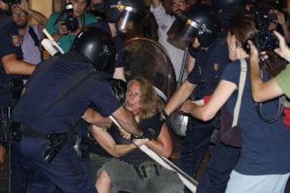 Carga policial en la Puerta del Sol durante la manifestación convocada por la organización Europa Laica.