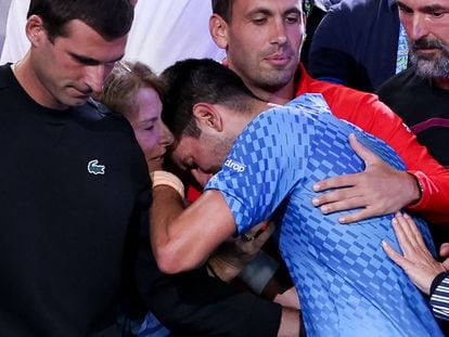 Djokovic se abraza con su madre Dijana en presencia de su hermano Marko, a la izquierda, Carlos Gómez-Herrera e Ivanisevic.