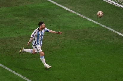 Messi celebra el gol de penalti. 