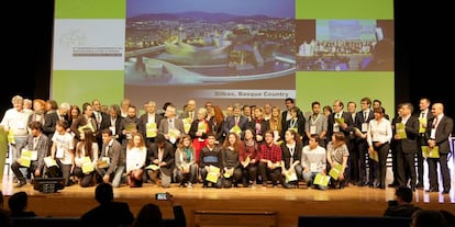 Algunos de los 800 técnicos y alcaldes europeos con la declaración vasca en la mano