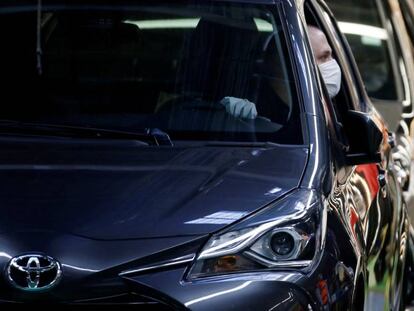 Empleados en una planta de Toyota en Francia. 