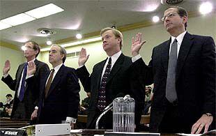 Directivos relacionados con el <i>caso Enron</i> declaran ante la comisión del Congreso de EE UU que investiga el caso.