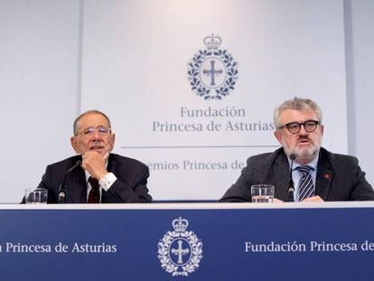 El presidente del Real Patronato del Museo del Prado Javier Solana (izquierda) y el director de la pinacoteca, Miguel Falomir, ayer en Oviedo.