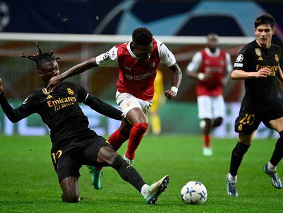 Álvaro Djalo lucha por el balón con Eduardo Camavinga, durante el partido entre el Braga y el Real Madrid en la Champions League.