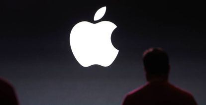 El logo caracter&iacute;stico de Apple durante una presentaci&oacute;n de la compa&ntilde;&iacute;a en en California. 