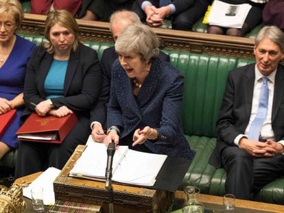 La primera ministra británica, Theresa May, interviene en el Parlamento.