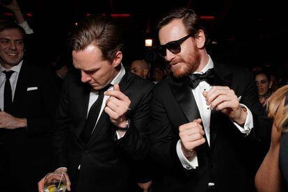LA FOTO: Benedict Cumberbatch y Michael Fassbender, de juerga. Quién fuera gafas de sol, o copazo.