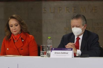 Los ministros Yasmín Esquivel y Arturo Zaldívar en noviembre de 2021.