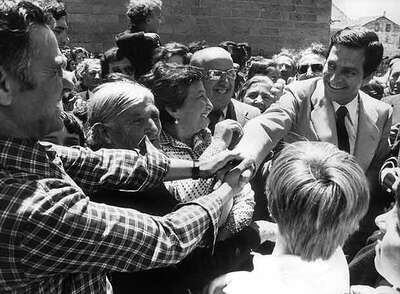 El ex presidente del Gobierno Adolfo Suárez visita su pueblo natal, Cebreros (Ávila), en 1977.