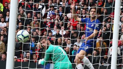 Los futbolistas españoles David de Gea (Manchester United) y Marcos Alonso (Chelsea) se enfrentan en un partido de la Premier League inglesa.