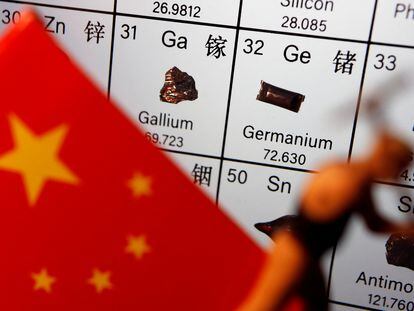 Bandera china sobre la tabla periódica de los elementos químicos.