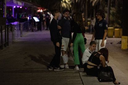 Un grupo de jóvenes en la zona de discotecas del paseo marítimo de Barcelona.