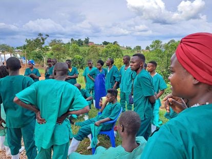 Un grupo de sanitarios descansa en las afueras del Centro de Tratamiento de Ébola de Mubende, en Uganda.