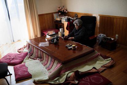 Kimiko Nishimoto revisa su smartphone en su casa de Kumamoto (Japón). La fotógrafa, a sus 89 años, lleva ella misma el control y publicación en sus redes sociales desde su teléfono.