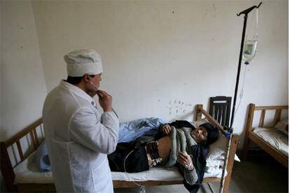Un doctor examina a un paciente en una clínica de Yongli, en la zona rural de la provincia de Guizhou, al suroeste del país.