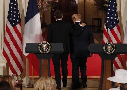 El presidente estadounidense, Donald Trump (d), y el presidente francés, Emmanuel Macron (i), se retiran después de la rueda de prensa después de una ceremonia de bienvenida en la Casa Blanca, el 24 de abril de 2018.