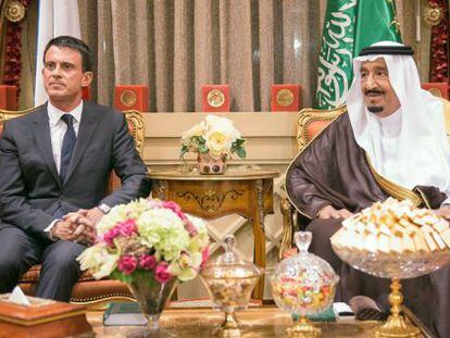 El primer ministro Valls junto al rey Salm&aacute;n de Arabia Saud&iacute;, este martes en Riad.