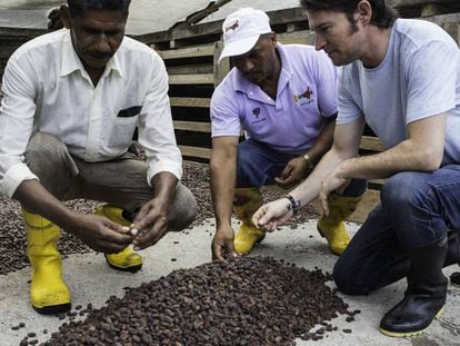 Selecci&oacute;n de cacao en la empresa ecuatoriana Pacari. 