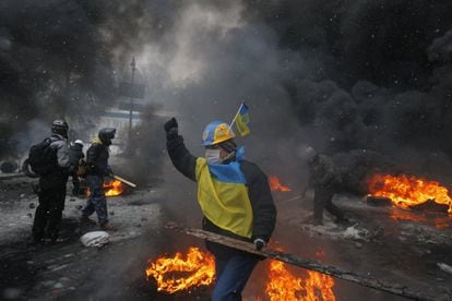 Protesters clash with police in central Kiev, Ukraine, early Wednesday, Jan. 22, 2014. Police in Ukraine’s capital on Wednesday tore down protester barricades and chased demonstrators away from the site of violent clashes, hours after two protesters died after being shot, the first violent deaths in protests that are likely to drastically escalate the political crisis that has gripped Ukraine since late November. (AP Photo/Sergei Grits)