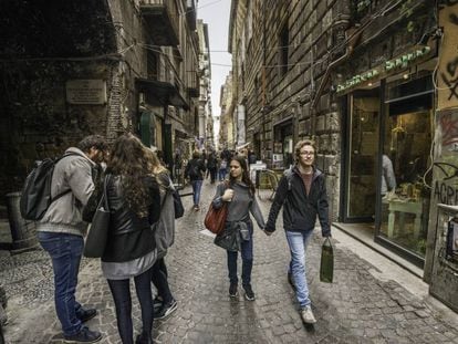 La calle de San Biagio dei Librai, en el centro histórico de Nápoles (Italia). 